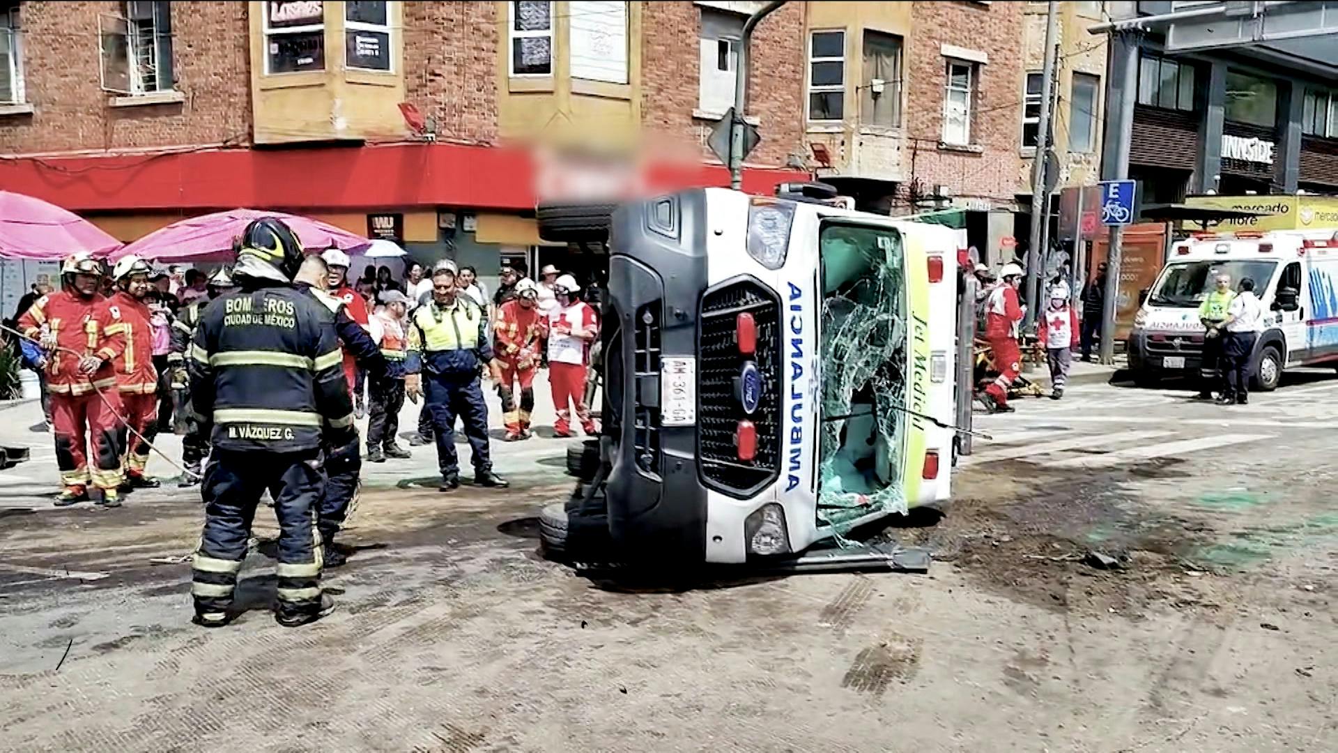 Jorge “El Diablo” Becerril reporta la volcadura de una ambulancia tras ser impactada por una camioneta en la colonia Roma