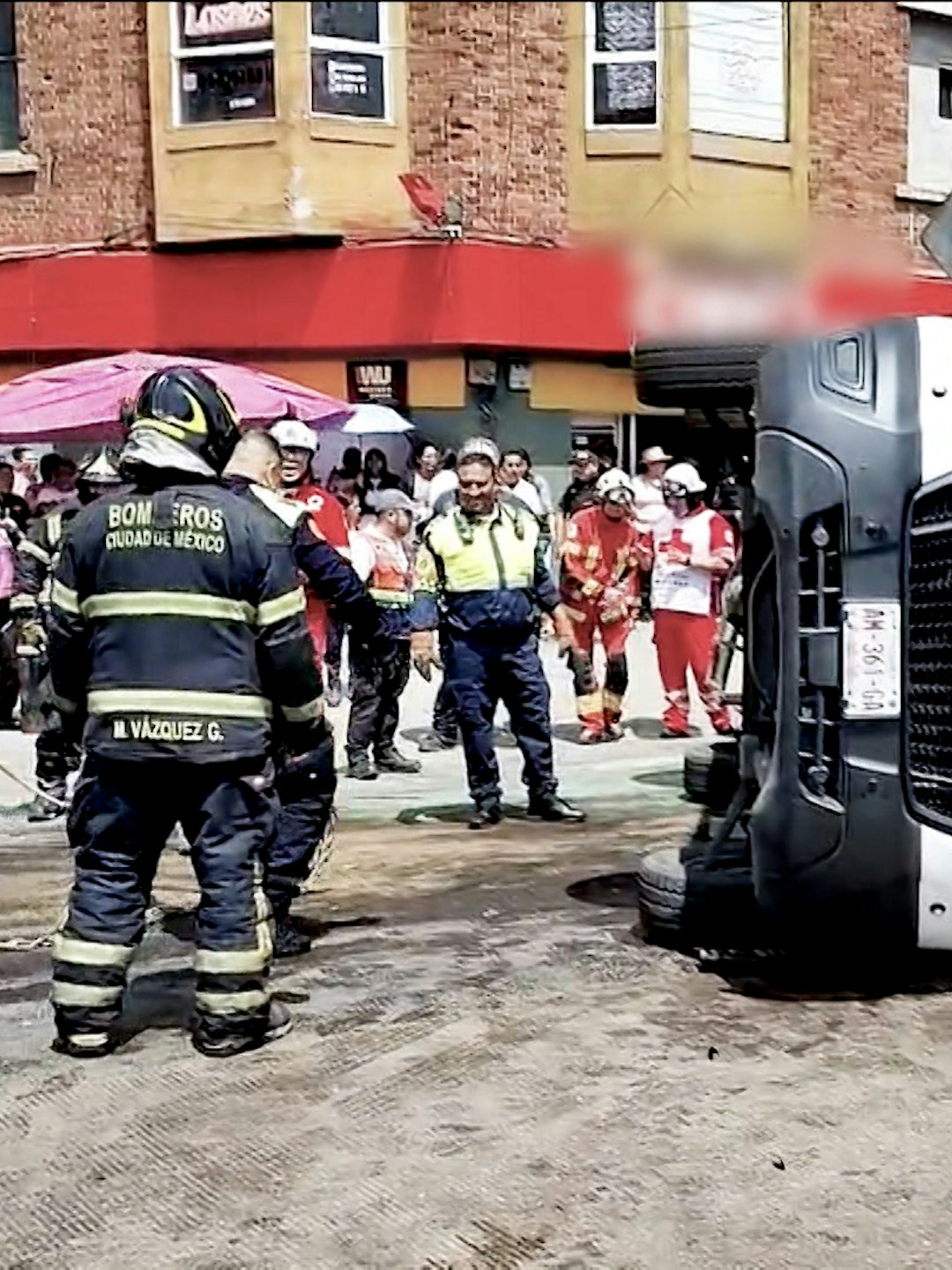 Jorge “El Diablo” Becerril reporta la volcadura de una ambulancia tras ser impactada por una camioneta en la colonia Roma