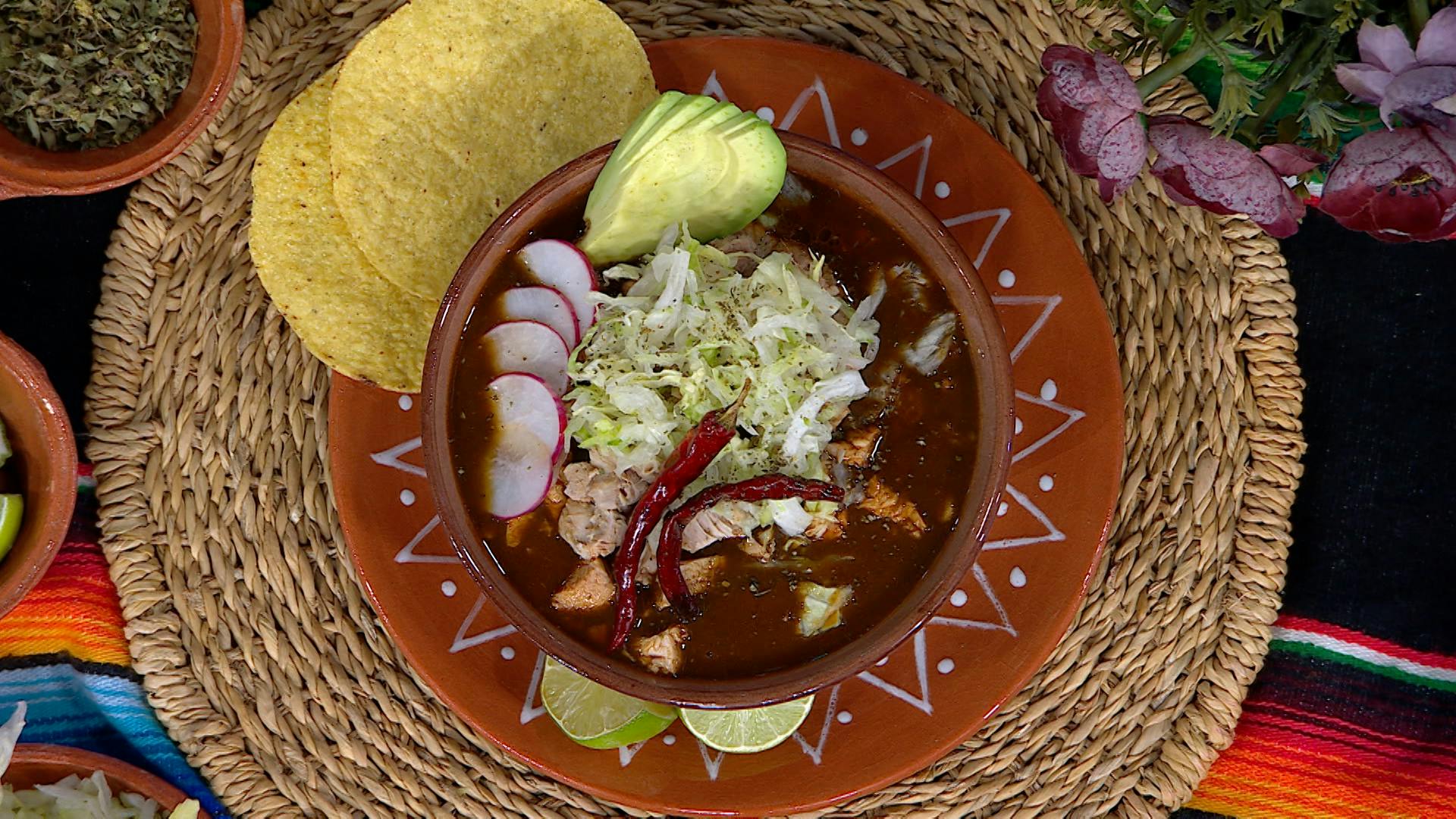 ¡Sal de lo tradicional! Con este pozole negro deleitarás a tus invitados en estas fiestas patrias