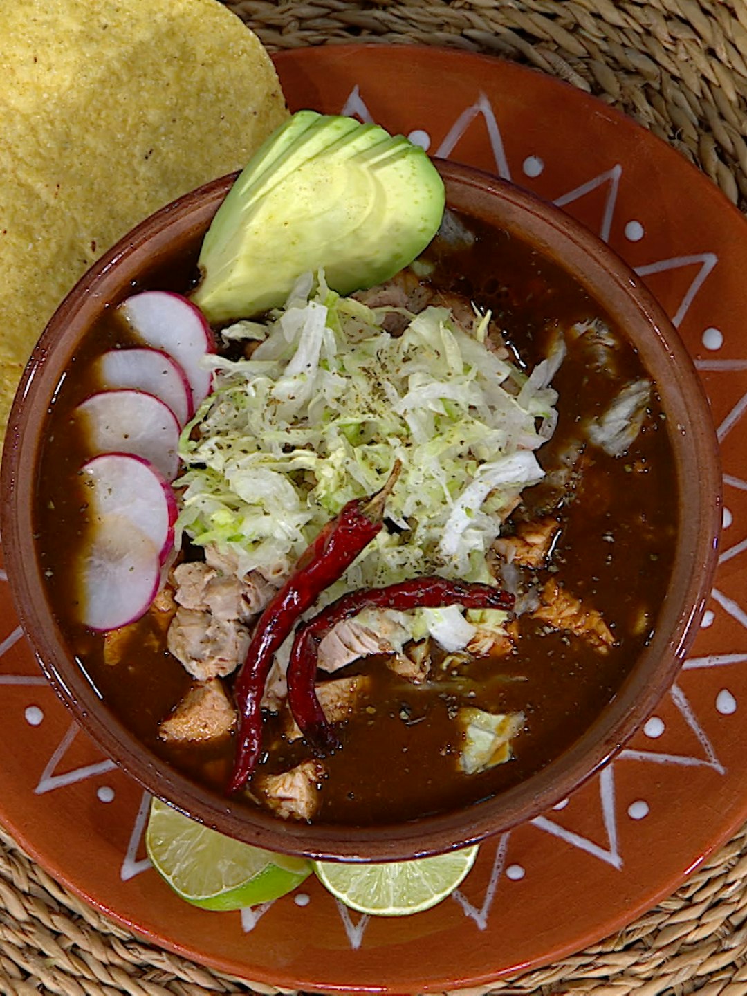 ¡Sal de lo tradicional! Con este pozole negro deleitarás a tus invitados en estas fiestas patrias