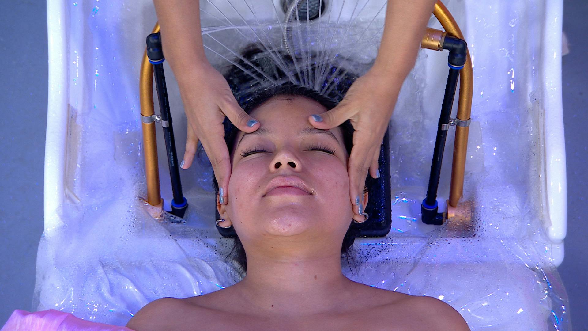 ¡Aprovecha todos los beneficios del yoga facial! Lucirás completamente diferente y relajada