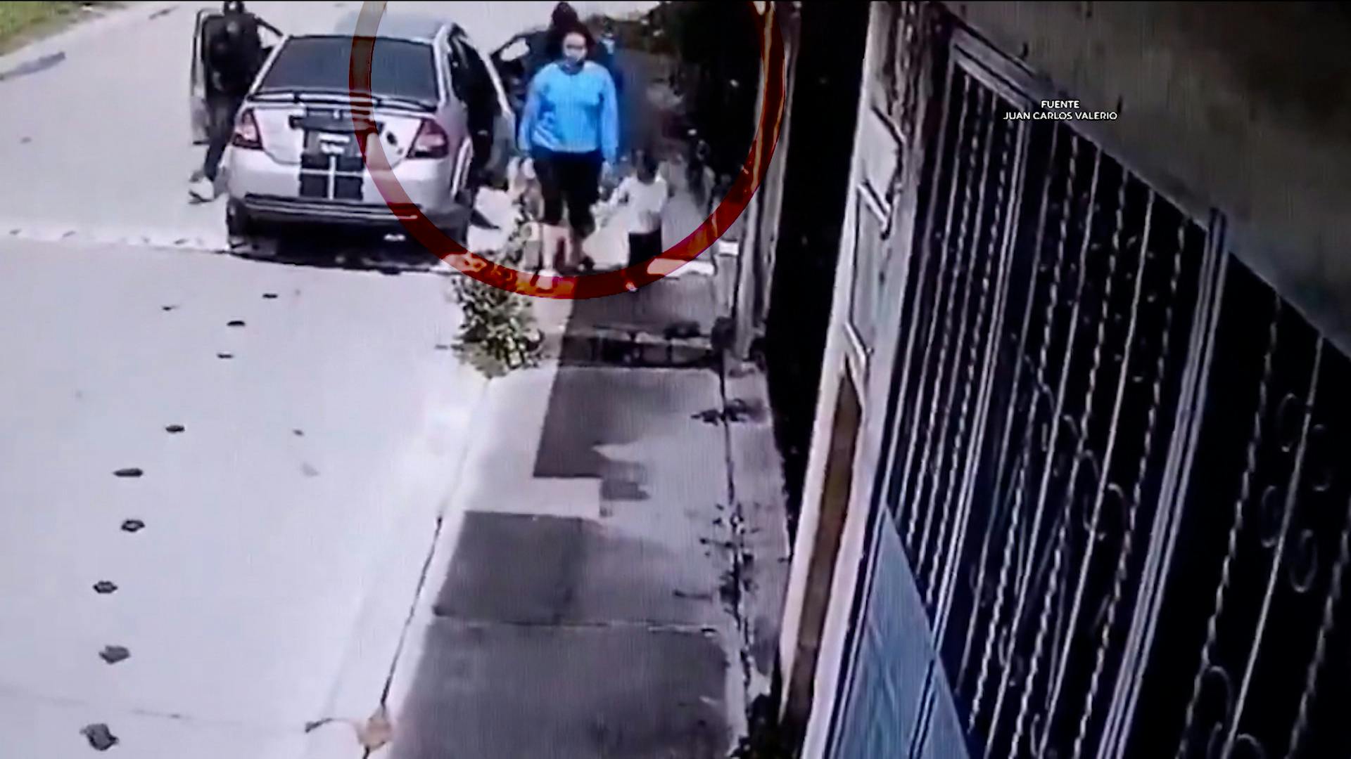 Las imágenes del presunto secuestro a un menor, un asalto en Ecatepec y más; explicado Con Peras y Manzanas