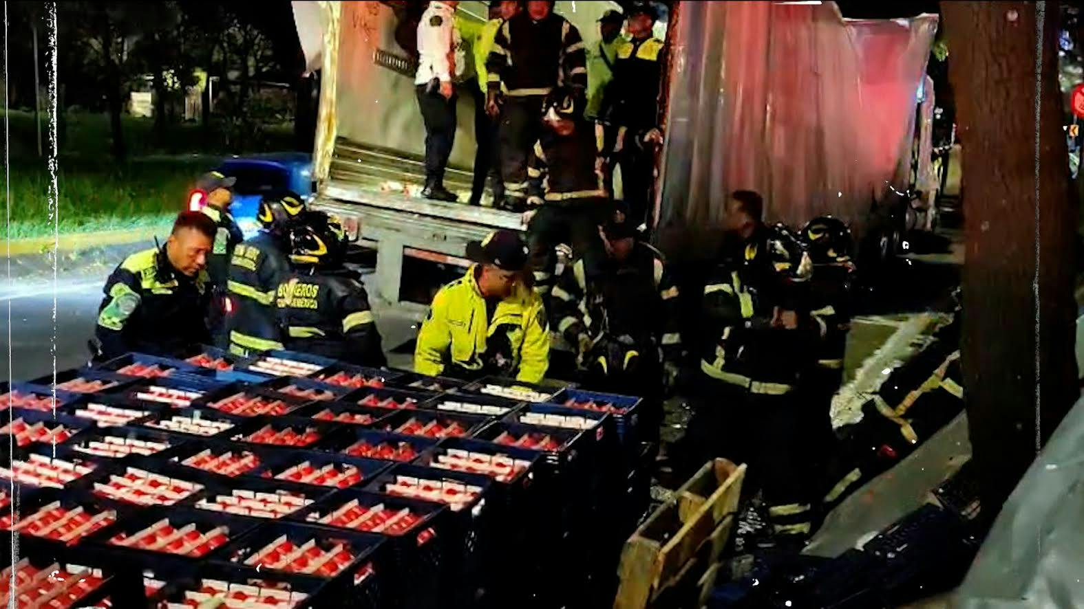 Jorge “El Diablo Becerril” reporta: Tráiler impacta bajo puente y pierde toneladas de leche en CDMX