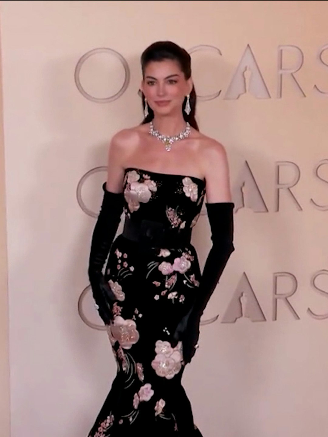 ¡Anne Hathaway y Jessie Buckley dividen opiniones entre las mejores y las peores vestidas y vestidos en los Oscars 2026!