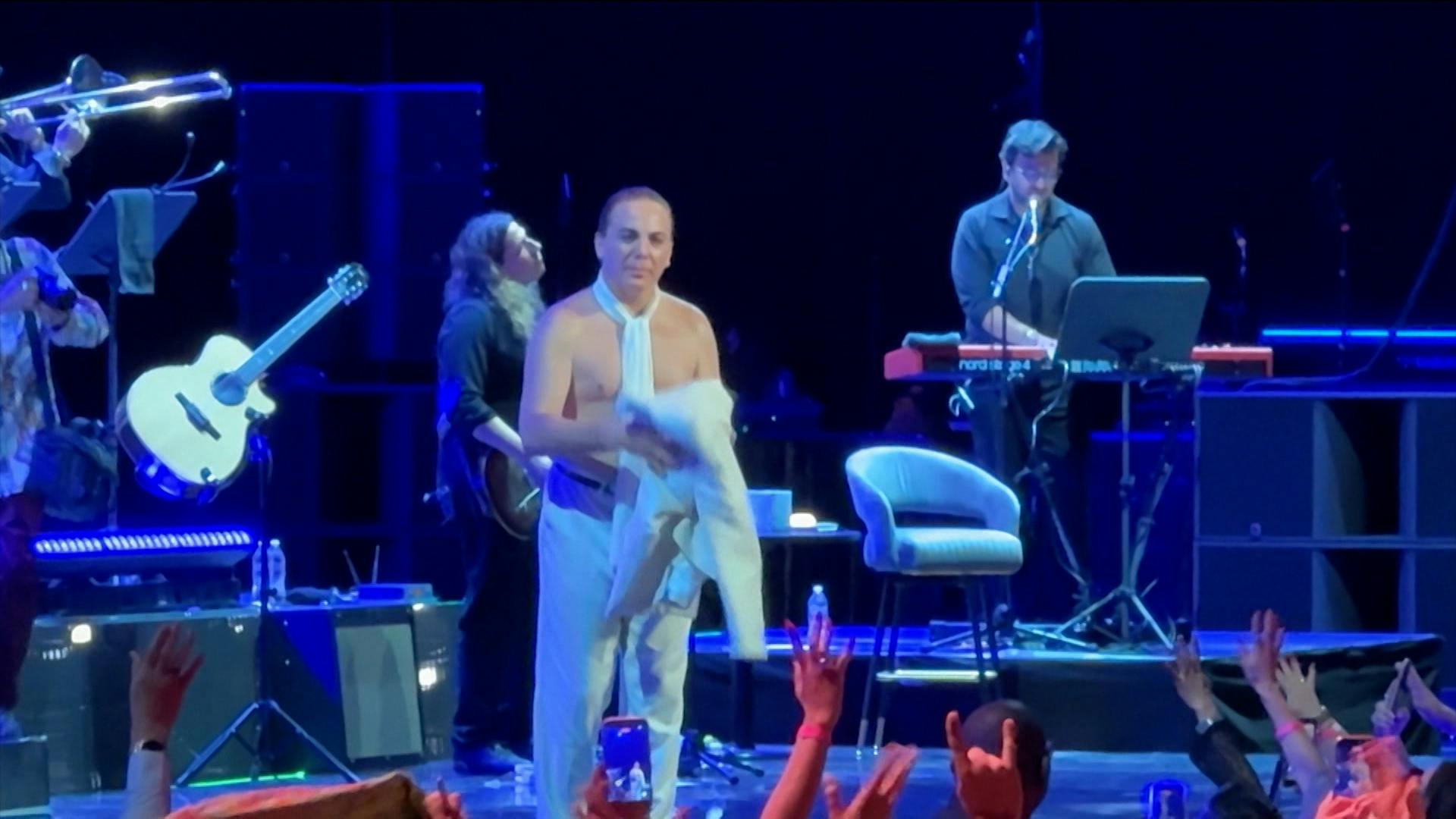 “Gracias por no ir a ver a Carín León”; Cristian Castro hace historia en Las Vegas