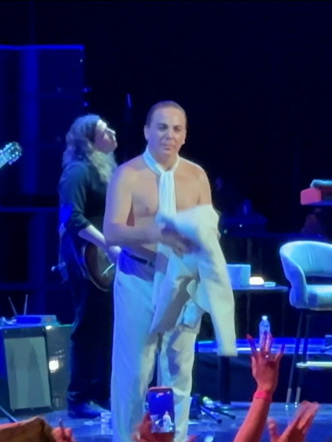 “Gracias por no ir a ver a Carín León”; Cristian Castro hace historia en Las Vegas