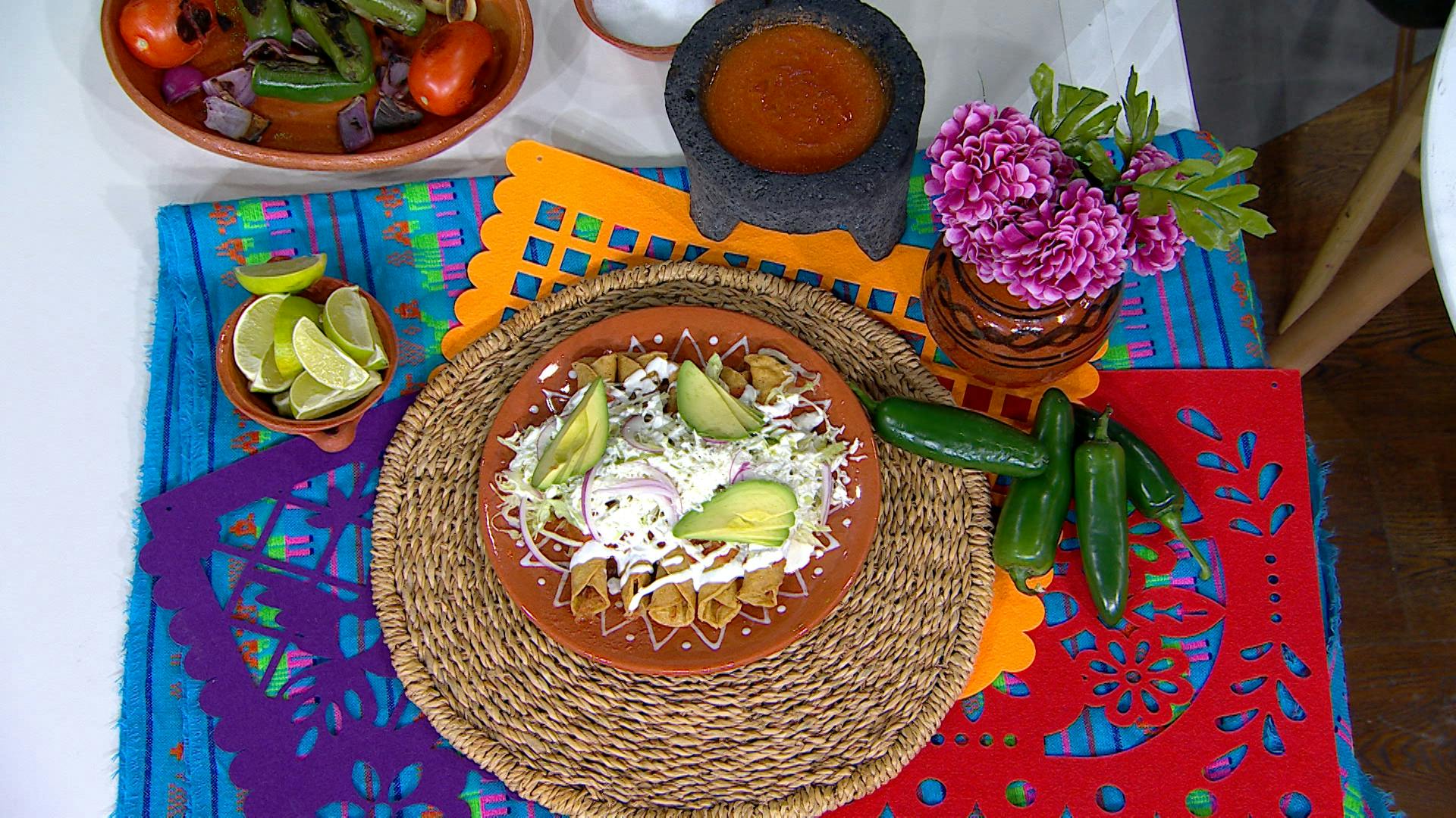 ¡Revive con unas deliciosas flautas ahogadas en salsa de xoconostle! El platillo ideal para la ‘cruda realidad’ de las fiestas patrias