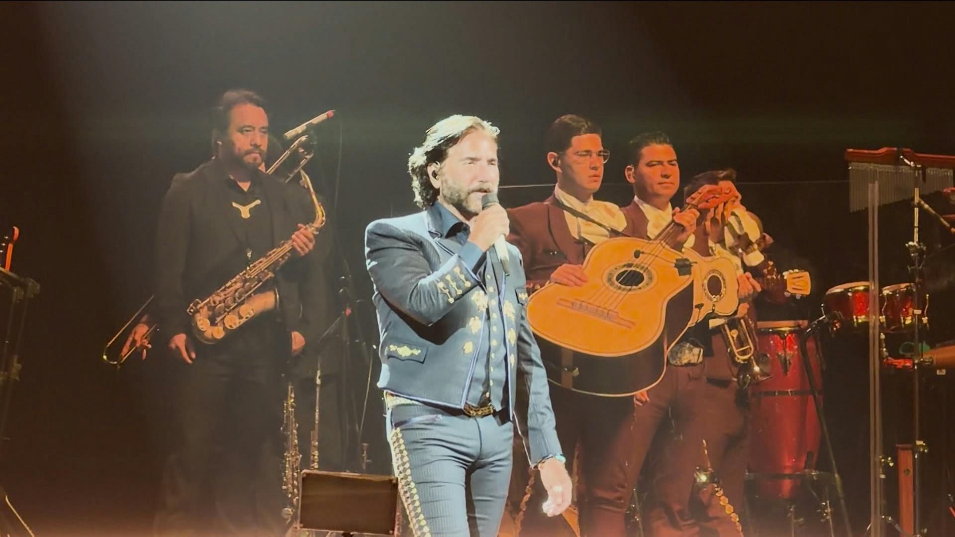 “¡Viva México!”; Alejandro Fernández hace vibrar Las Vegas con su tradicional concierto patrio