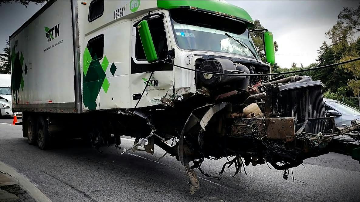 Jorge “El Diablo Becerril” reportó: tráiler sin frenos impacta varios autos