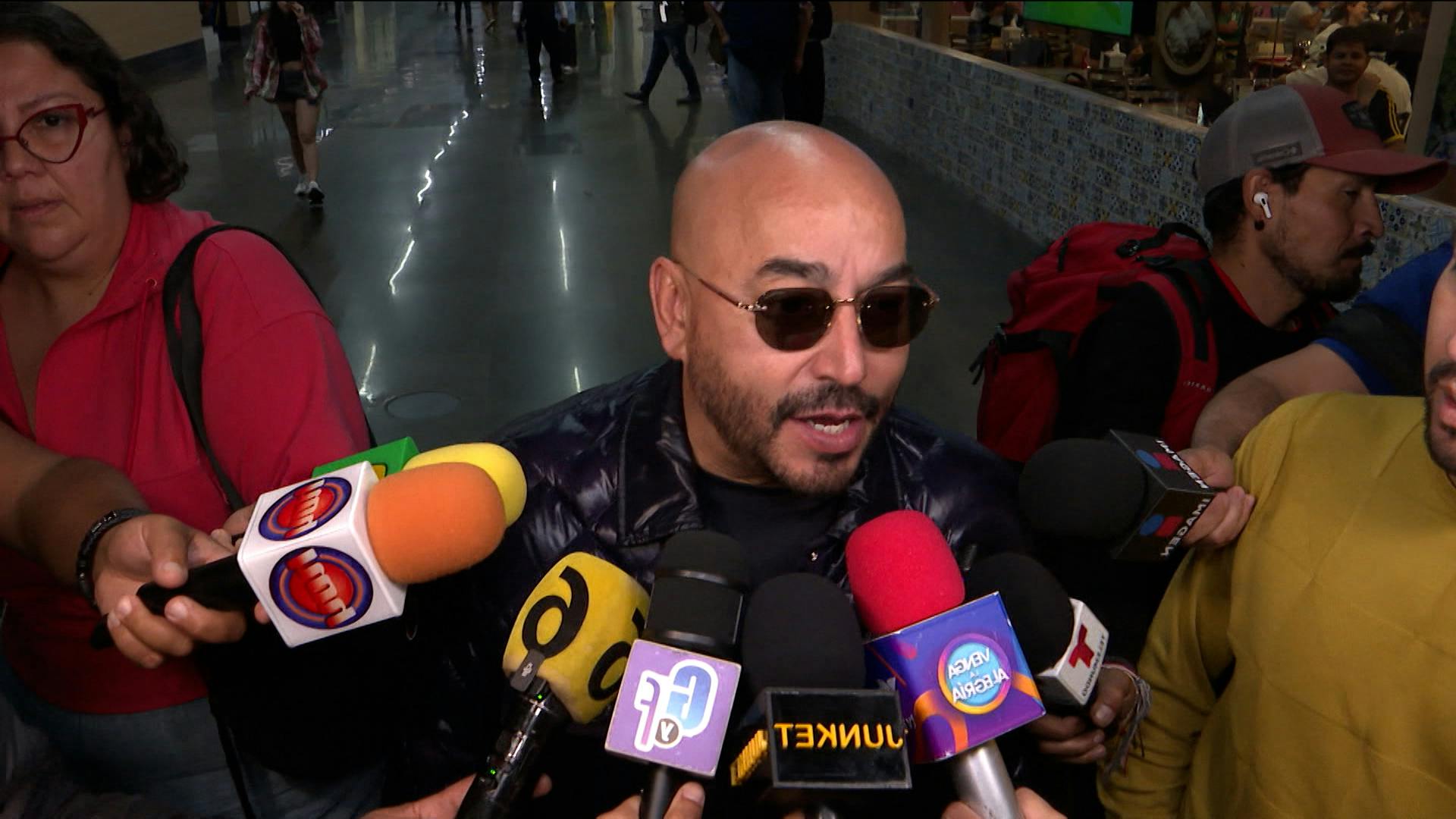 ¿Estrenando romance? ¡Sorprenden a Lupillo Rivera con una joven misteriosa en el aeropuerto!