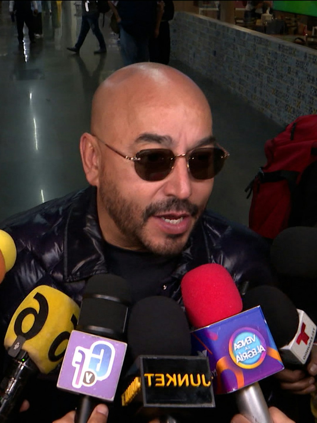¿Estrenando romance? ¡Sorprenden a Lupillo Rivera con una joven misteriosa en el aeropuerto!