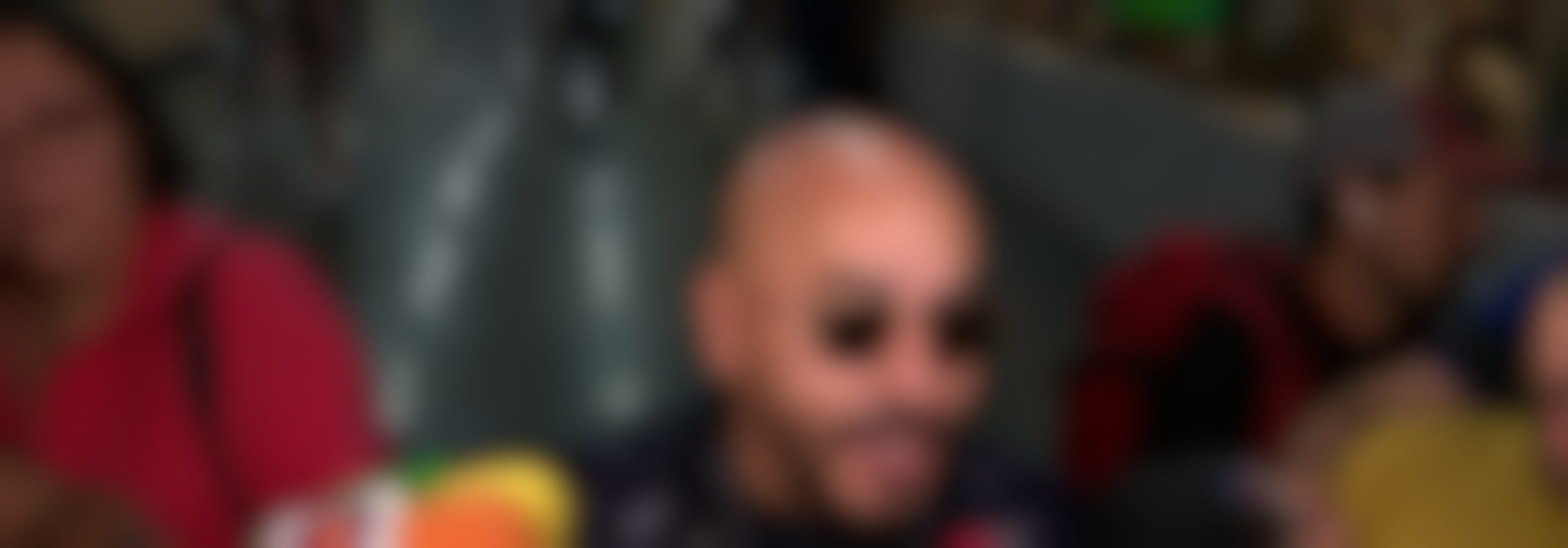 ¿Estrenando romance? ¡Sorprenden a Lupillo Rivera con una joven misteriosa en el aeropuerto!