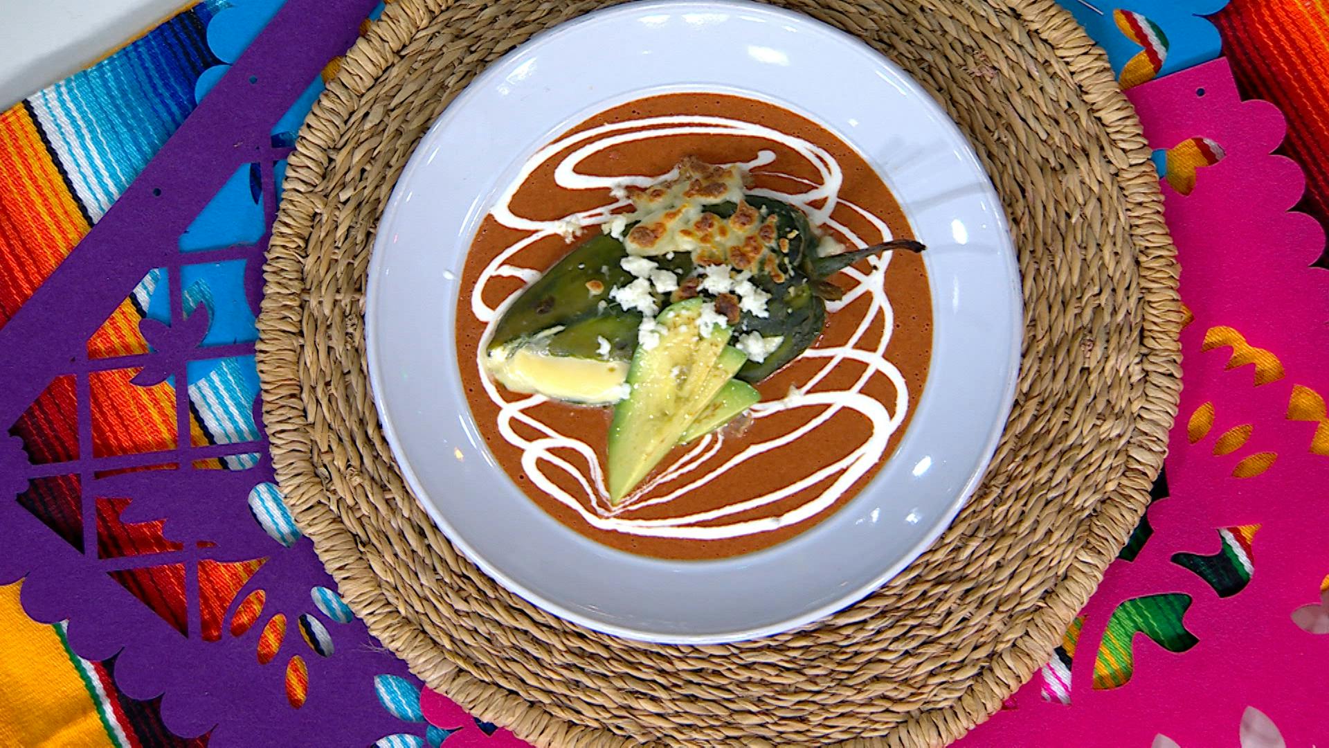¡Aprende a preparar chiles rellenos en salsa de frijol! Deleitarás a tu familia sin gastar mucho