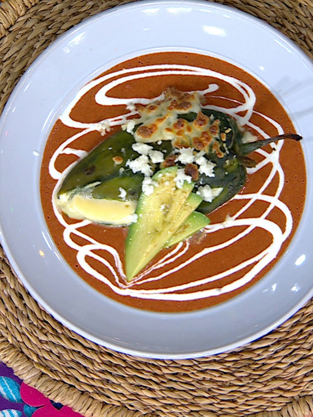 ¡Aprende a preparar chiles rellenos en salsa de frijol! Deleitarás a tu familia sin gastar mucho