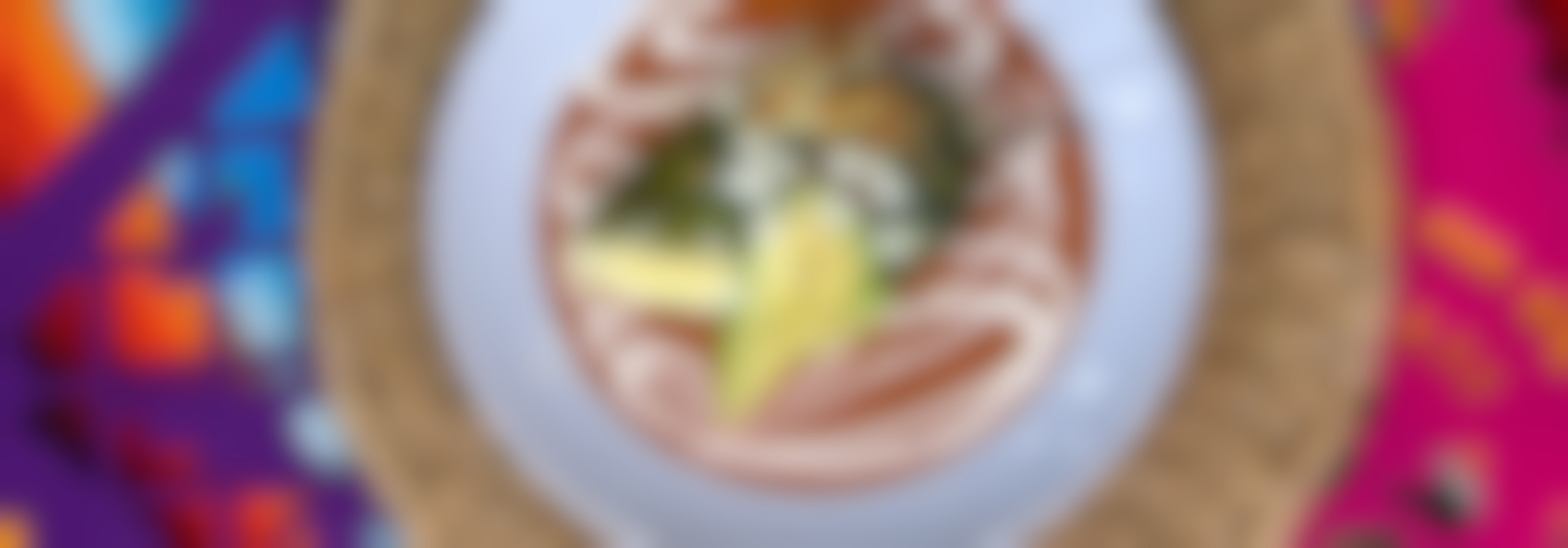 ¡Aprende a preparar chiles rellenos en salsa de frijol! Deleitarás a tu familia sin gastar mucho