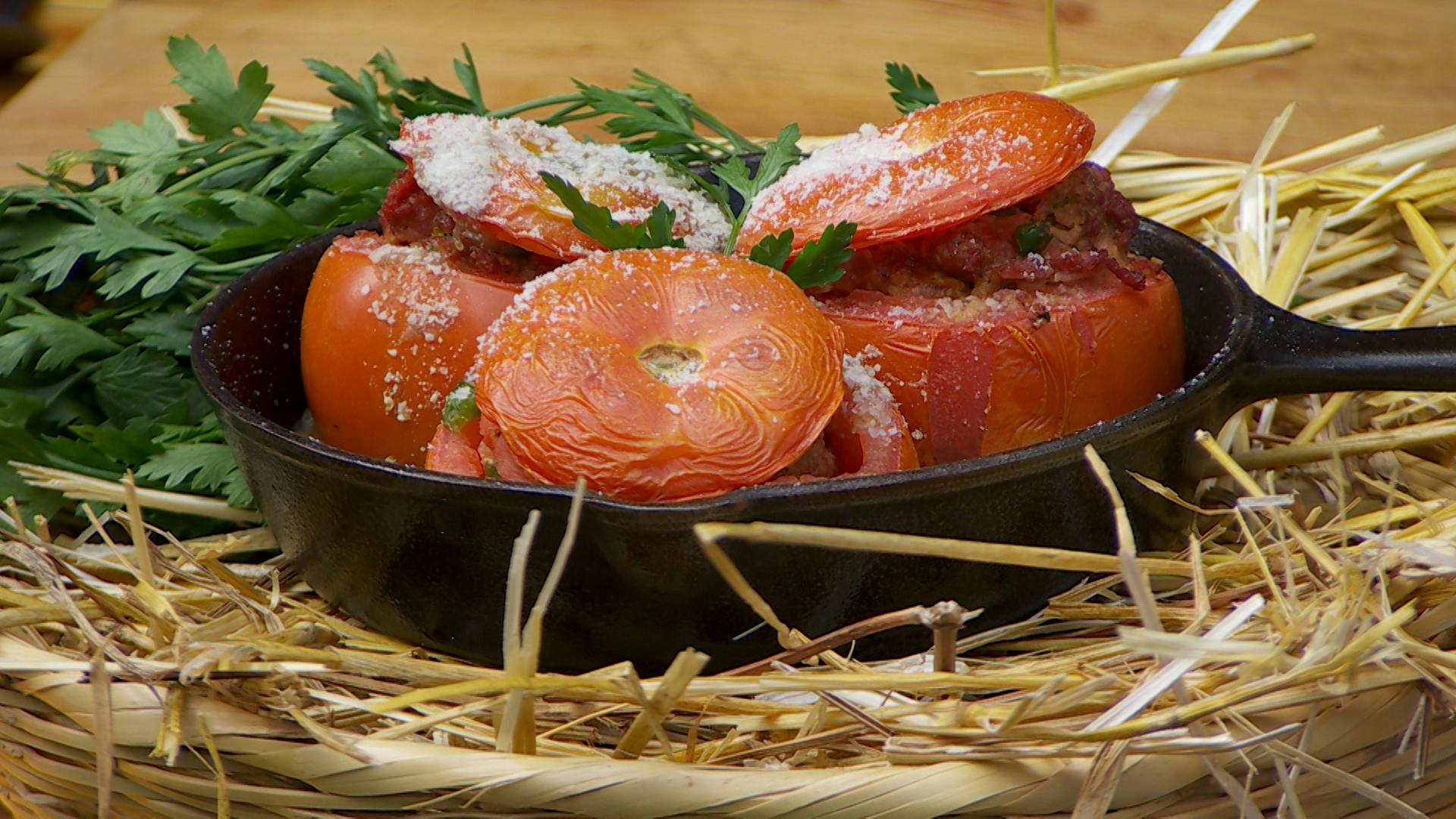¡A las brasas! Aprende a preparar jitomates rellenos de carne molida y lúcete este fin de semana