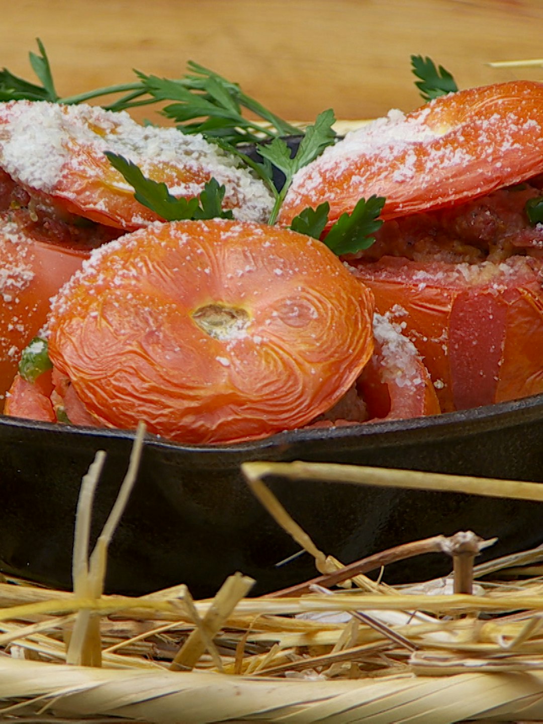 ¡A las brasas! Aprende a preparar jitomates rellenos de carne molida y lúcete este fin de semana