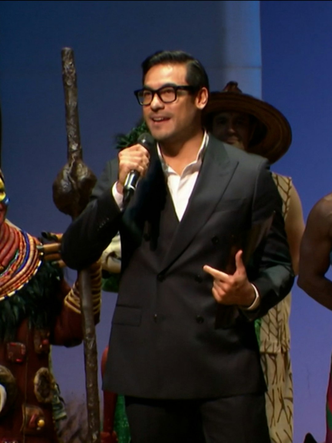 “Estar aquí es muy bonito y muy fuerte”; Carlos Rivera regresa al escenario de ‘El Rey León’