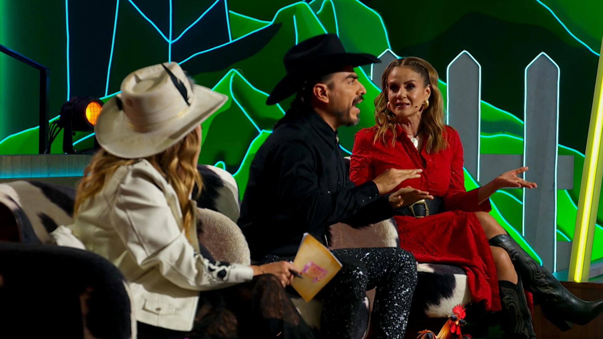 ¡Choque de opiniones en La Granja VIP! Rey Grupero defiende a Kevyn “Bicolor” y Flor Rubio lo confronta, señala de incorrecta su crítica
