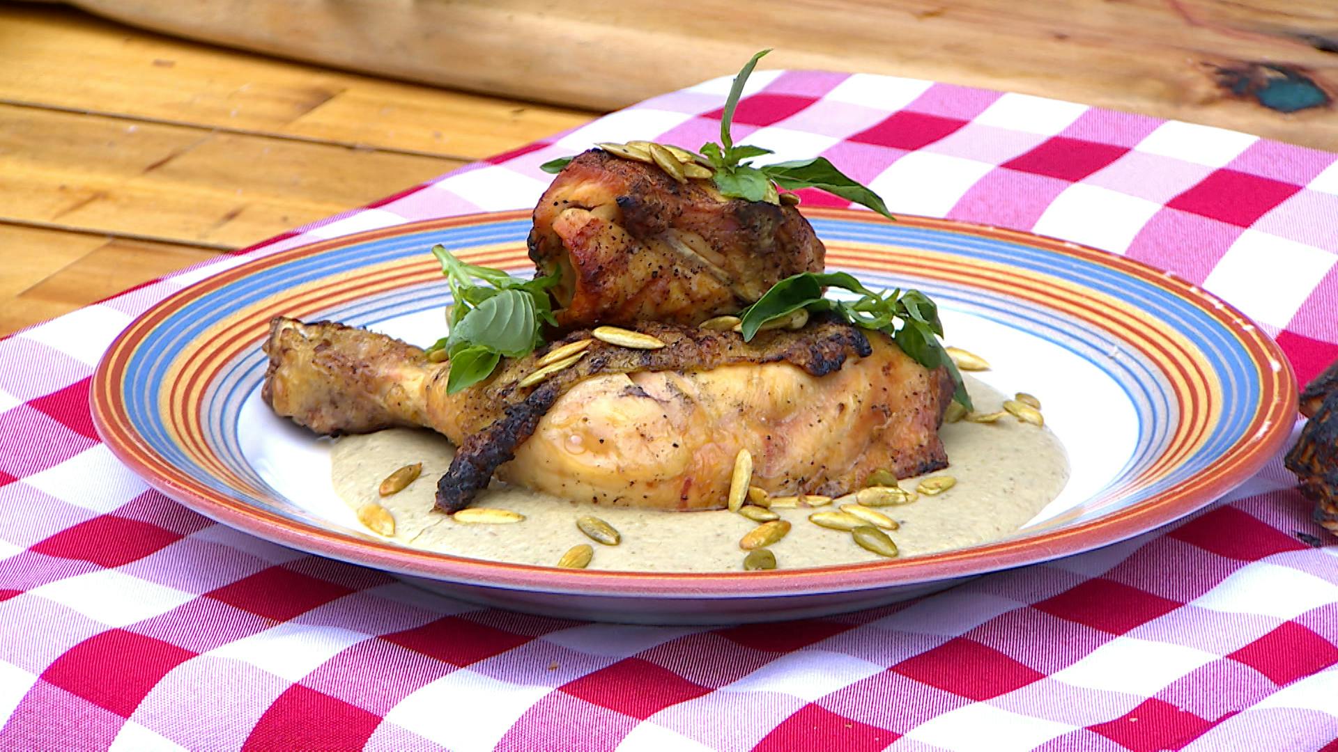 Pollito con mole de albahaca: la receta al asador que conquista con un toque michoacano