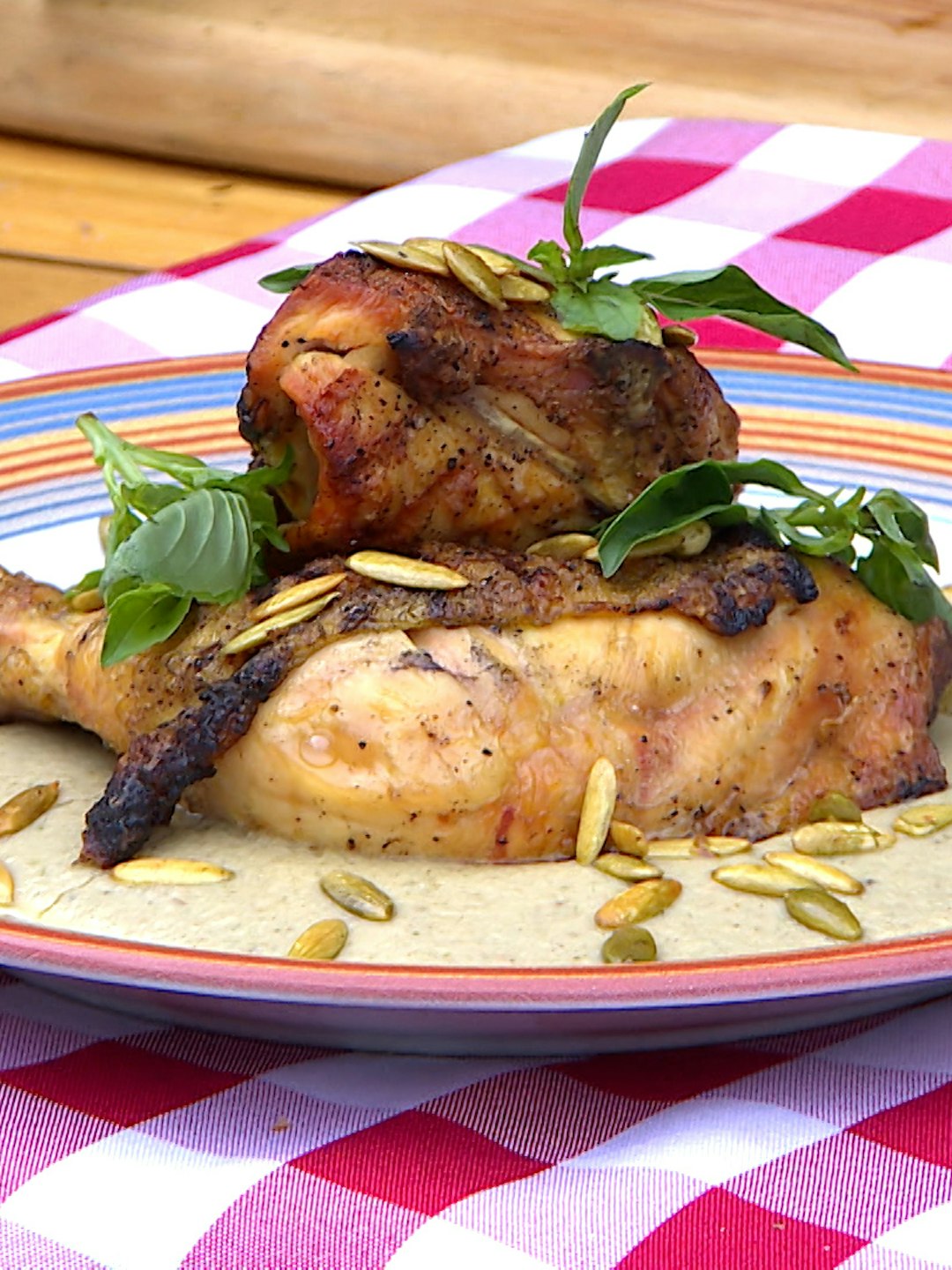 Pollito con mole de albahaca: la receta al asador que conquista con un toque michoacano