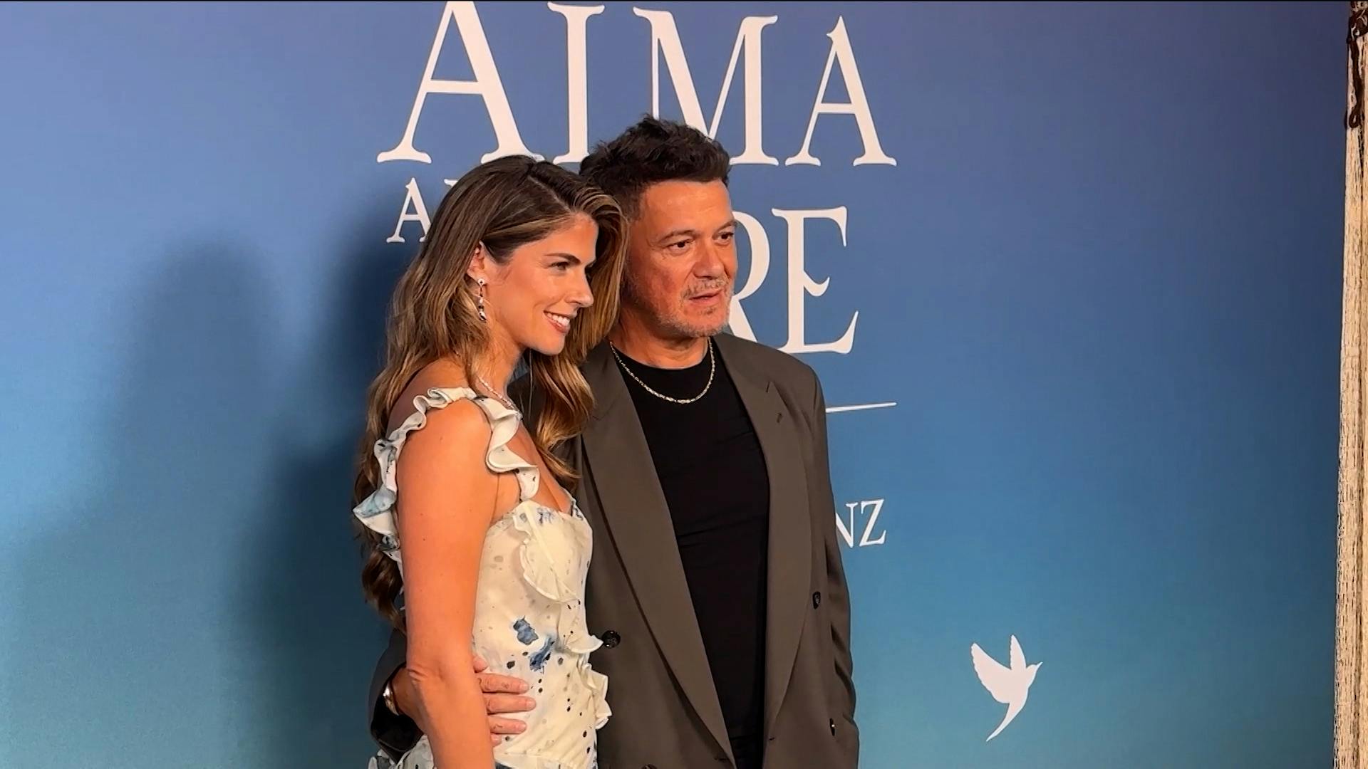 ¡Alejandro Sanz y Stephanie Cayo hacen su debut como pareja! Así se vivió el momento