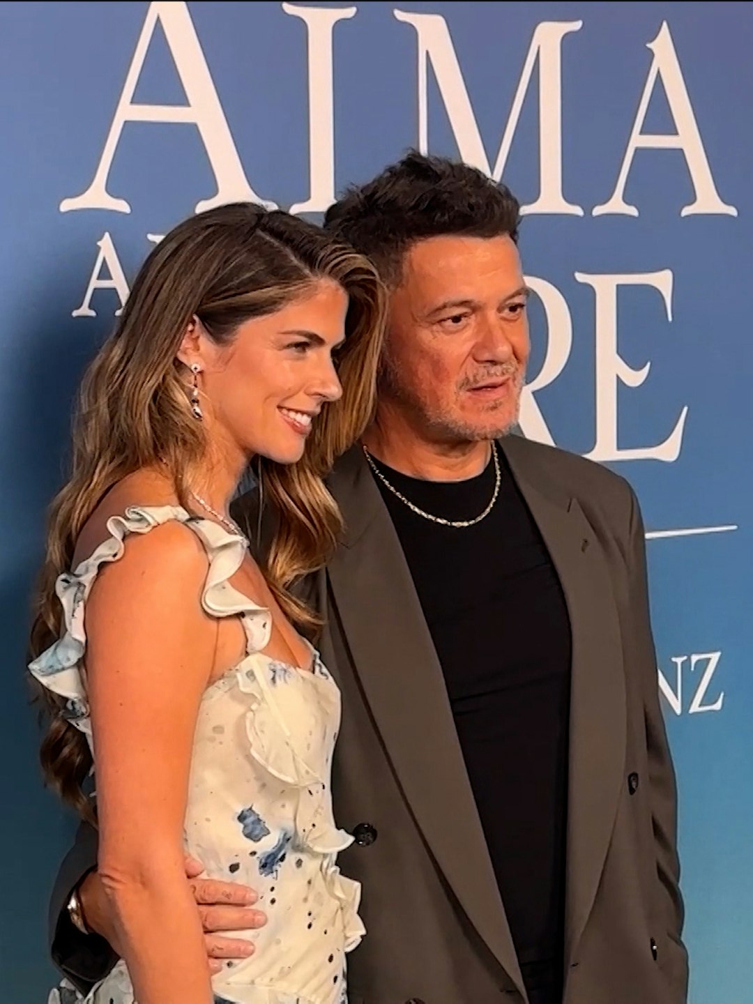 ¡Alejandro Sanz y Stephanie Cayo hacen su debut como pareja! Así se vivió el momento
