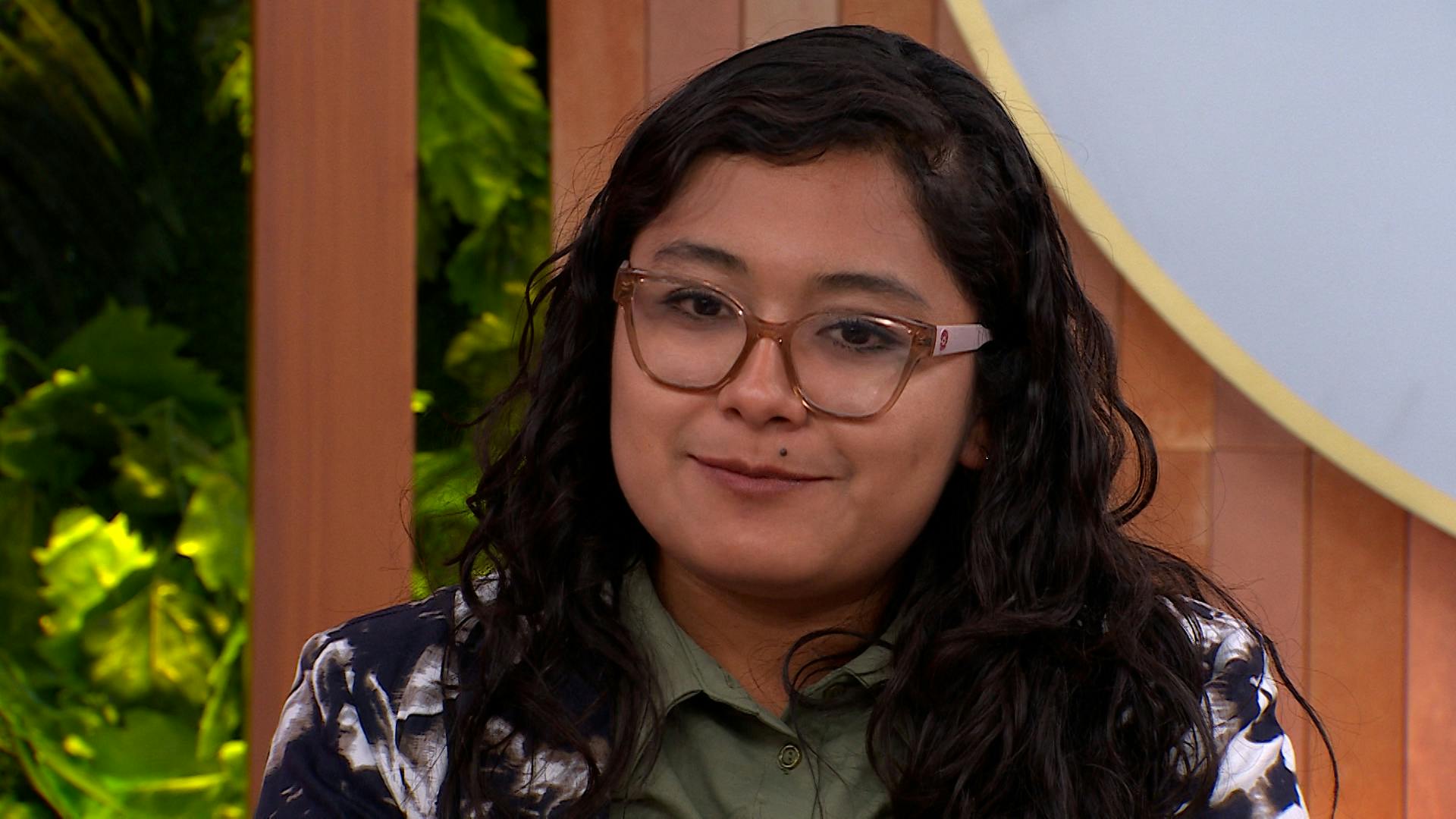Alejandra rechaza a Mario como su papá y le exige que le pague todo lo que le debió dar desde que la abandono 
