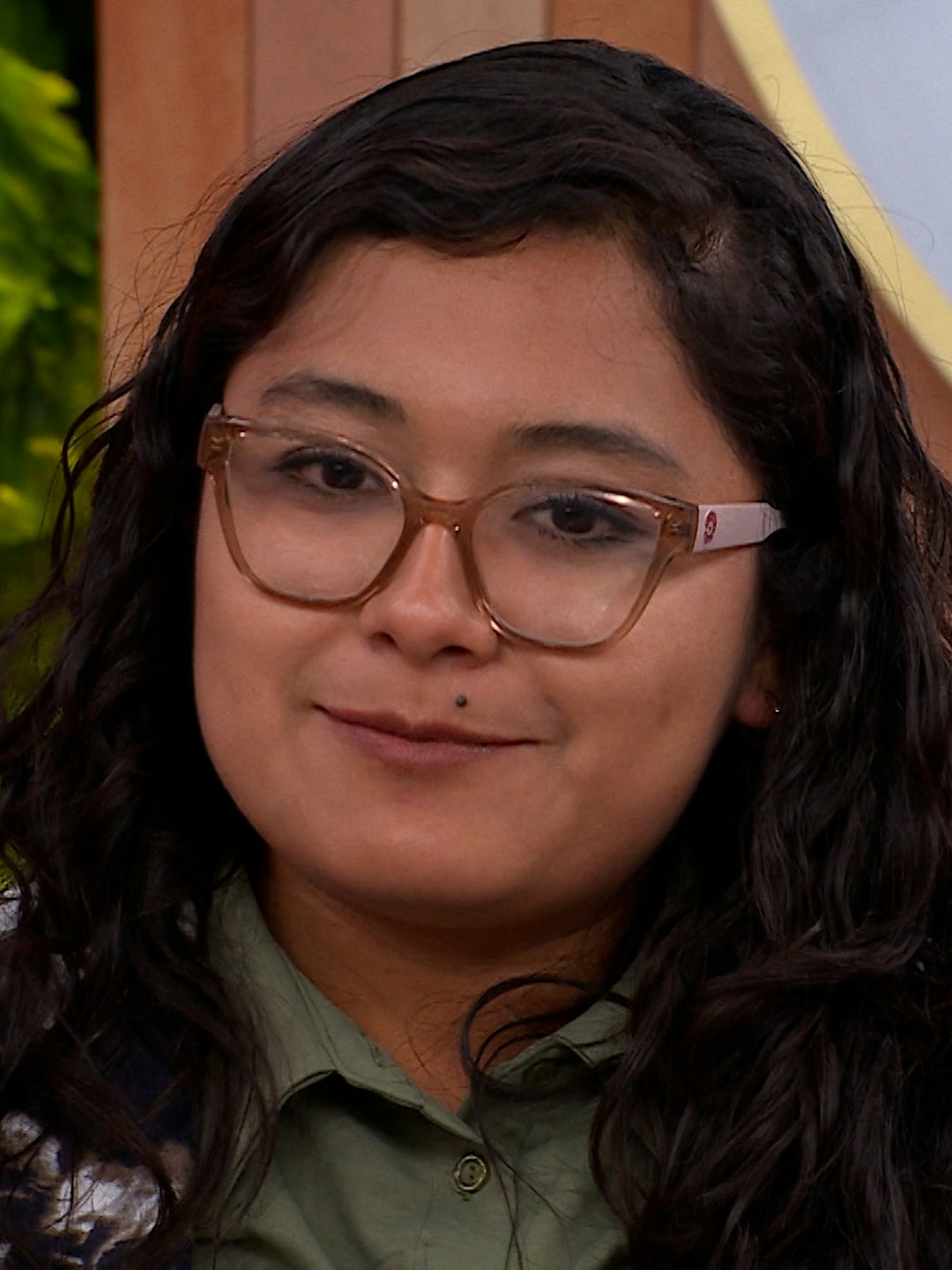 Alejandra rechaza a Mario como su papá y le exige que le pague todo lo que le debió dar desde que la abandono