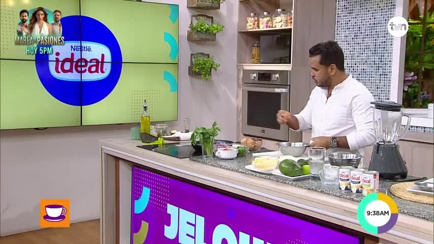 Prepara un batido de banana con taquitos, receta completa