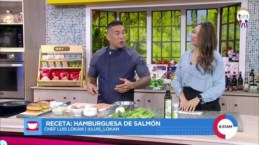 Prepara un hamburguesa de salmón con el chef
