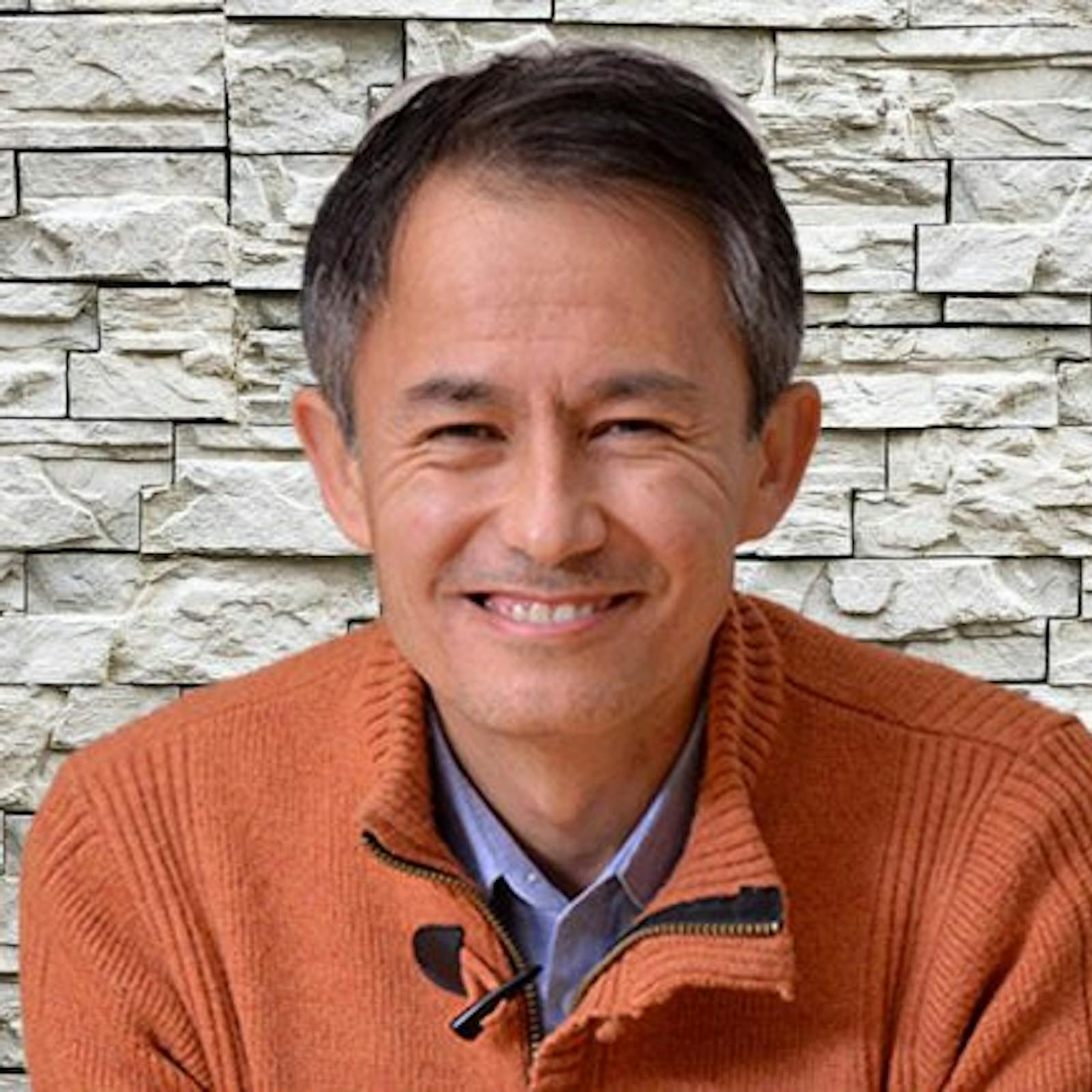 Claudio Araya : la psicología como puente hacia la contemplación y el bienestar Claudio Araya : la psicología como puente hacia la contemplación y el bienestar